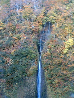 魚沼市守門岳 布引の滝 の紅葉 ニュースなまいにち